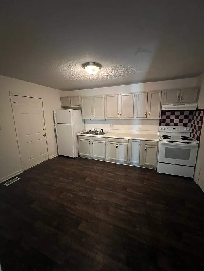3 bed, 1.0 bath, 900 sqft, $950 — Photo 3