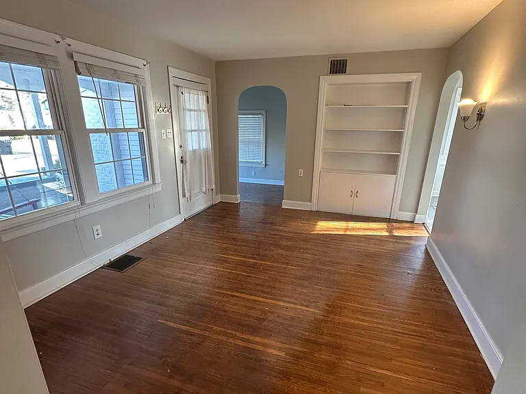2904 Montrose Ave — Photo 6
