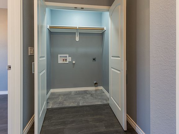 3rd image of 402 W Elm St