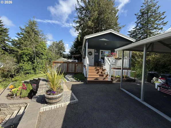 585 Village Pines Ave, Coos Bay, OR 97420