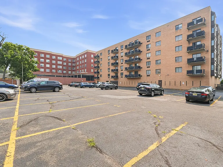 5 Linden St #6I — Photo 23