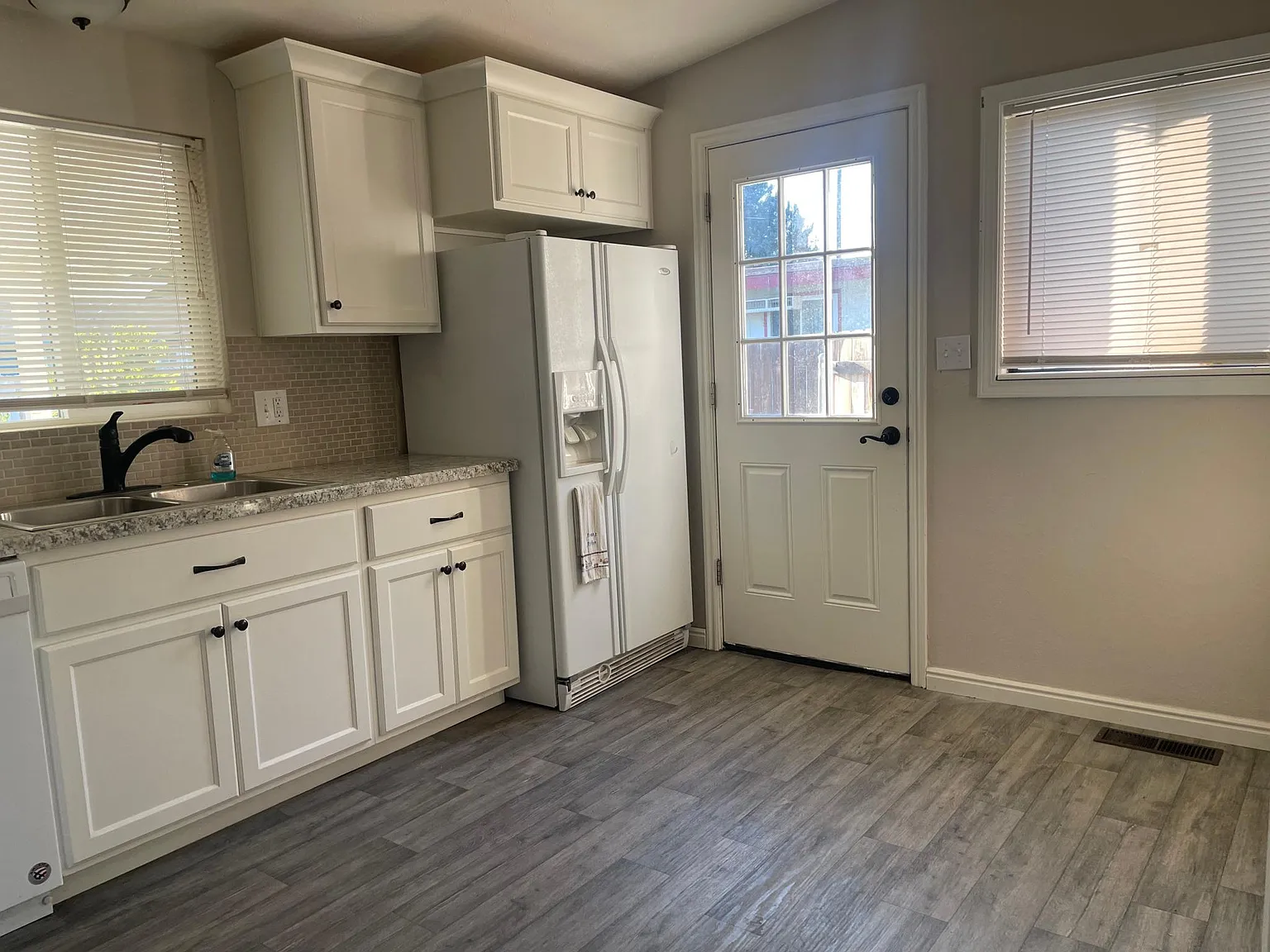 3 bed, 864 sqft, $1,395 — Photo 3
