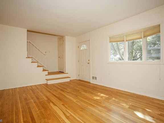 4th image of 15 Kaufman Dr