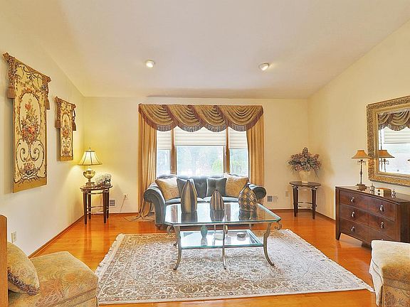 5th image of 20 Baskenridge Dr
