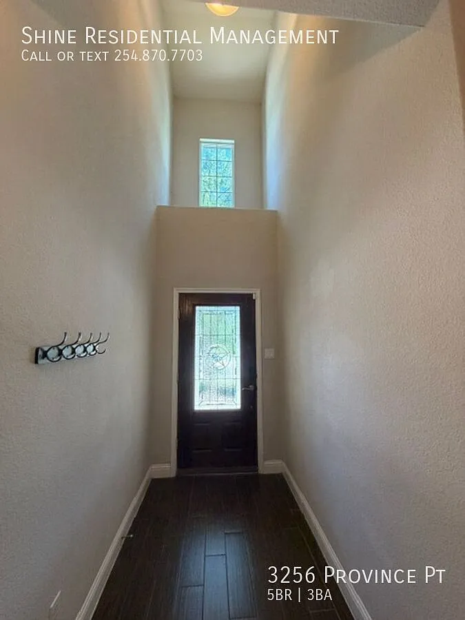 Spacious, High valued home, easily accommodating large families — Photo 4