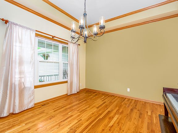 5th image of 326 W Burlington Dr
