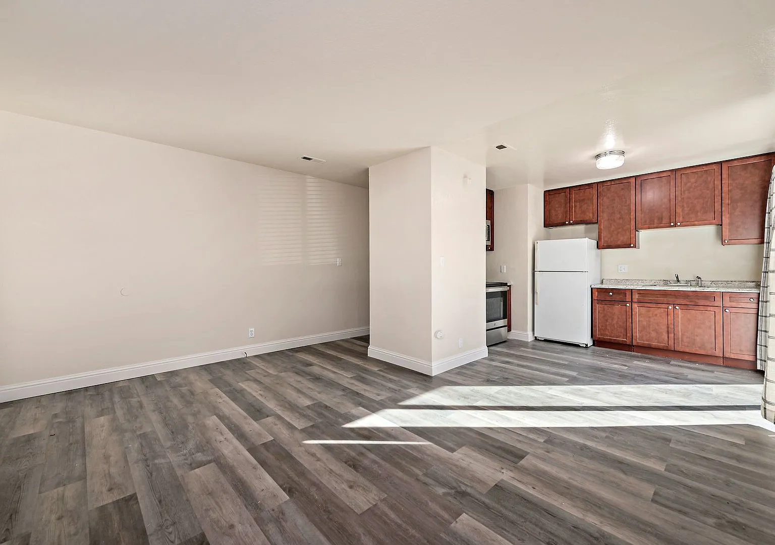 White Drive 1257/1259 — Photo 1