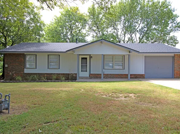 1004 NE 9th St, Wagoner, OK 74467