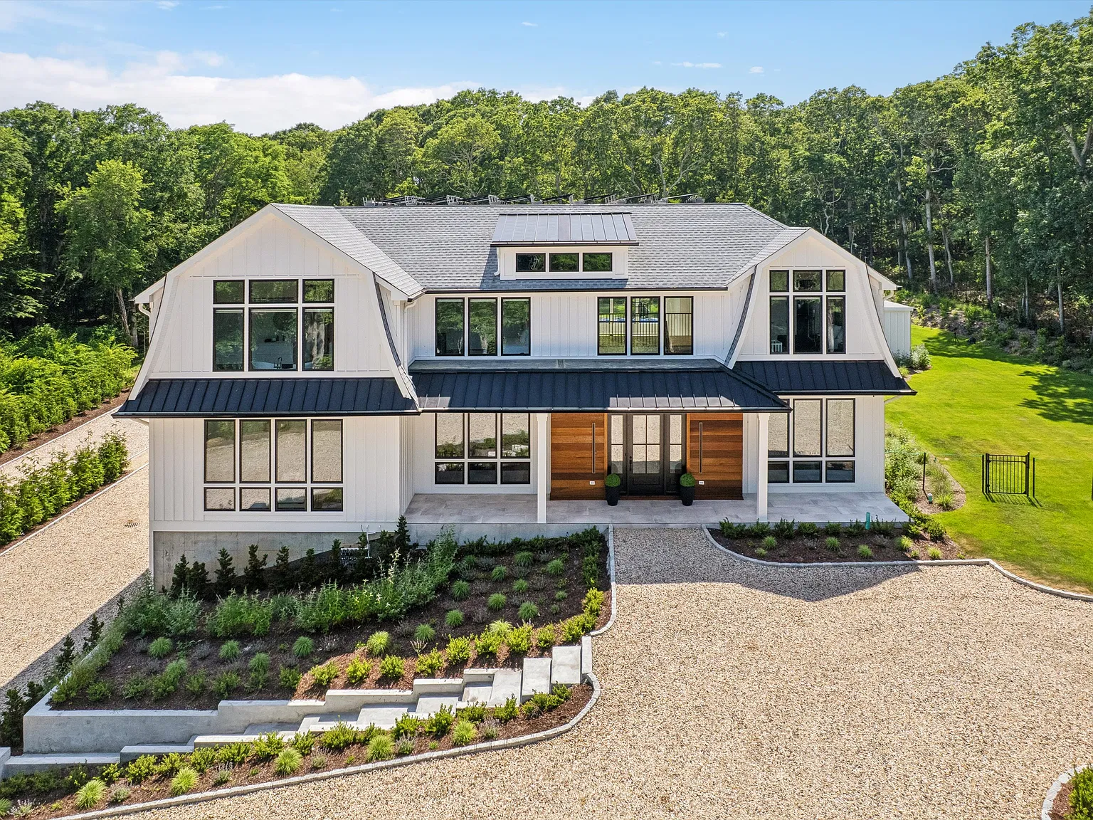 Luxury Hamptons Estate — Photo 1