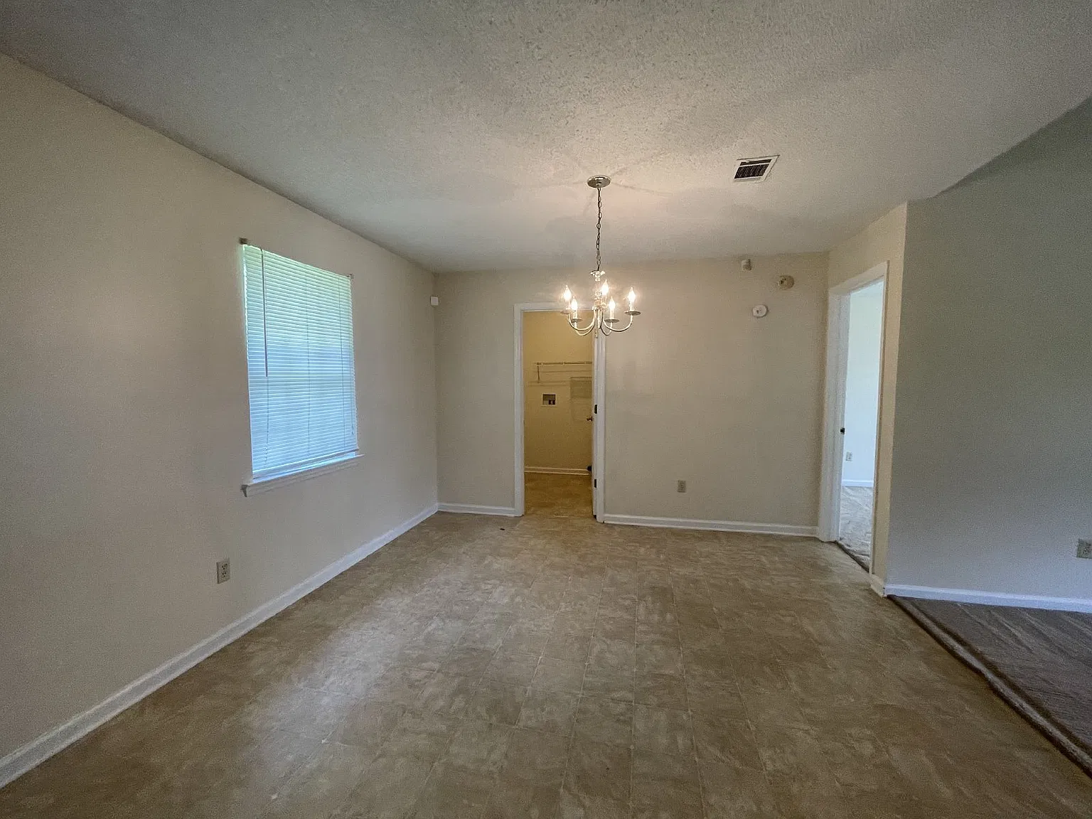 4 bed, 2.0 bath, 1400 sqft, $1,650 — Photo 4