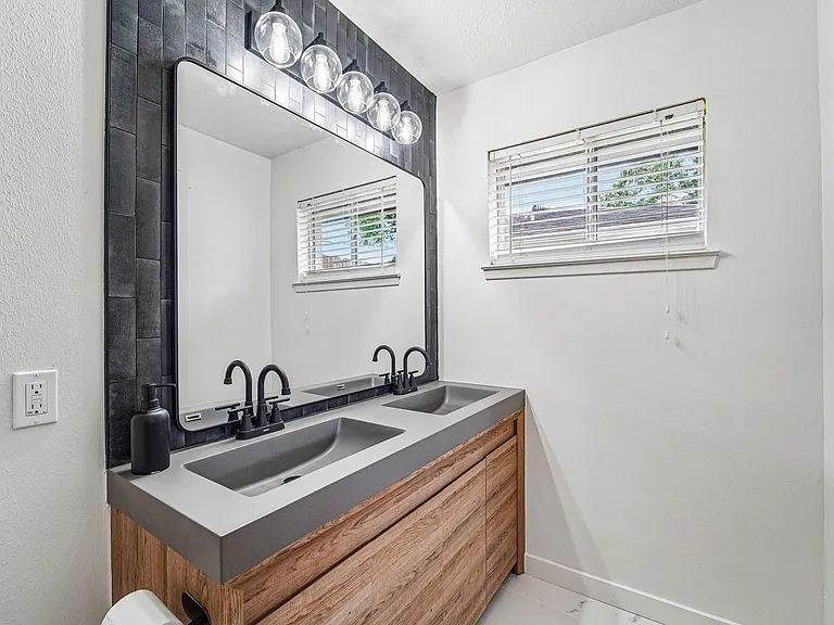 2801 Coy Dr — Photo 32