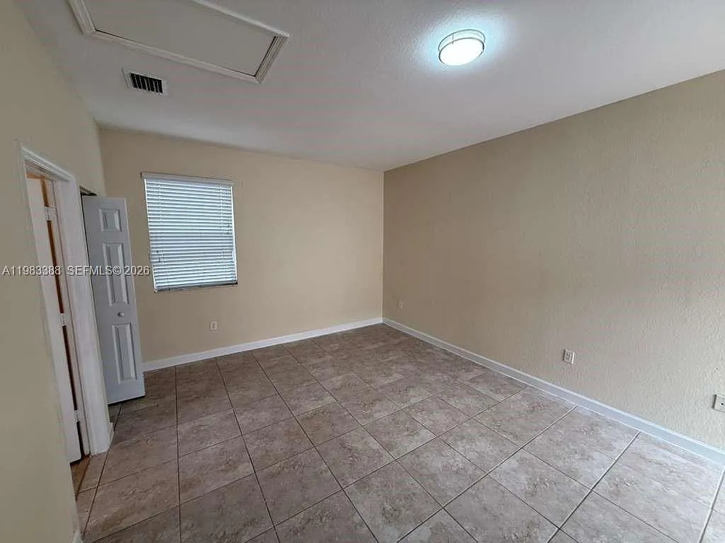 Building Photo - 16735 SW 95th St #STUDIO