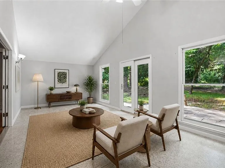 2209 Cherring Ln — Photo 7