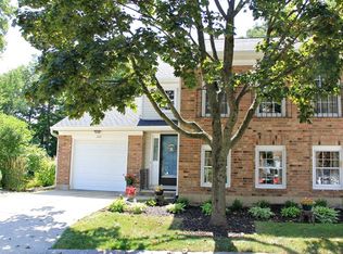 240 Stone Manor Cir, Batavia, IL 60510