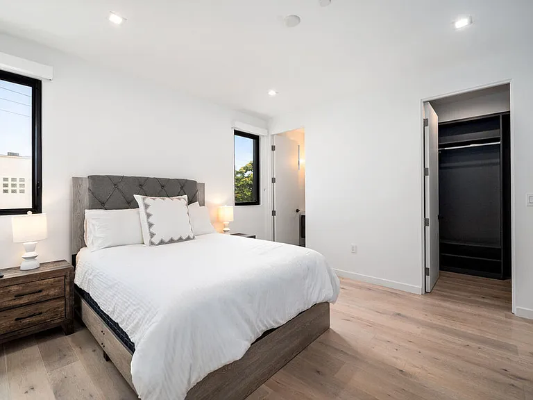 2435 S Penmar Ave — Photo 33