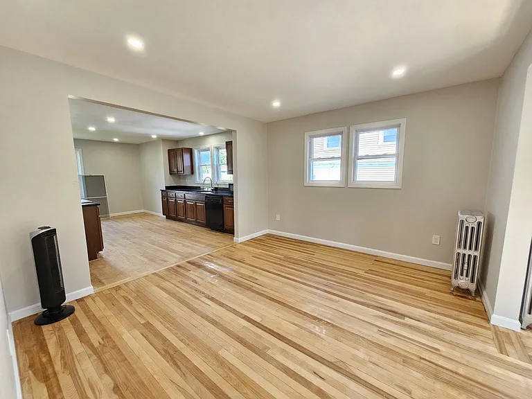 16 Rena St — Photo 8