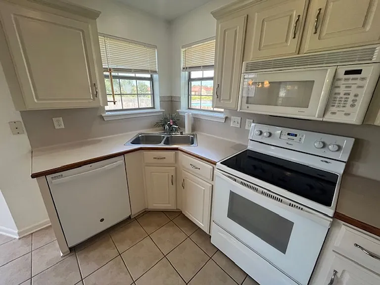102 Rosebud Cir — Photo 16