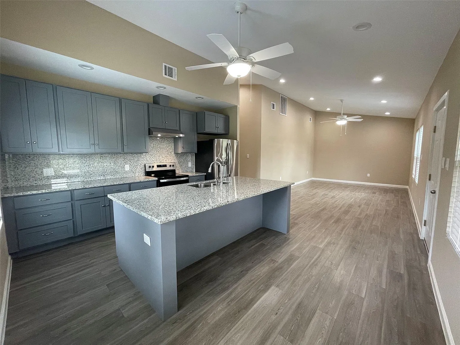 6 bed, 4.0 bath, 2556 sqft, $3,200 — Photo 4