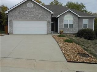 107 Twin Cedar St, Tonganoxie, KS 66086