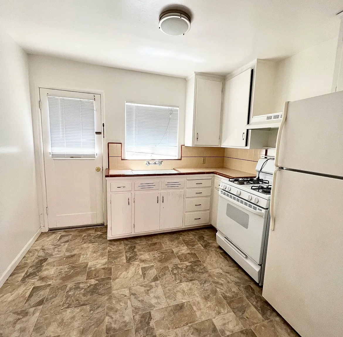 729 Mountain View Ave — Photo 1