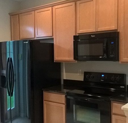 OPEN KITCHEN : GREAT FOR ENTERTAINING, 42 IN" WOOD CABINETS, GRANITE COUNTERS