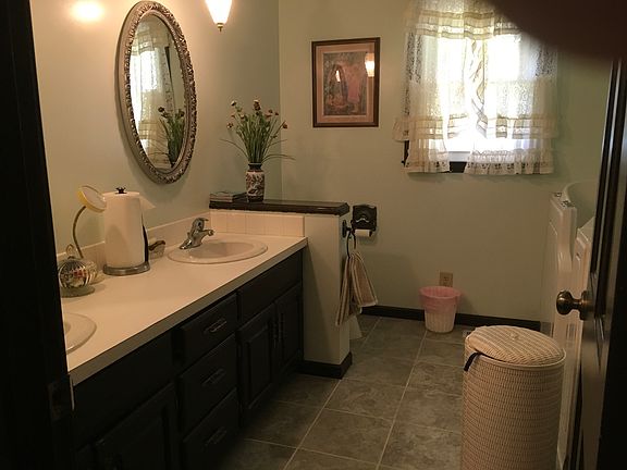 Main bathroom 