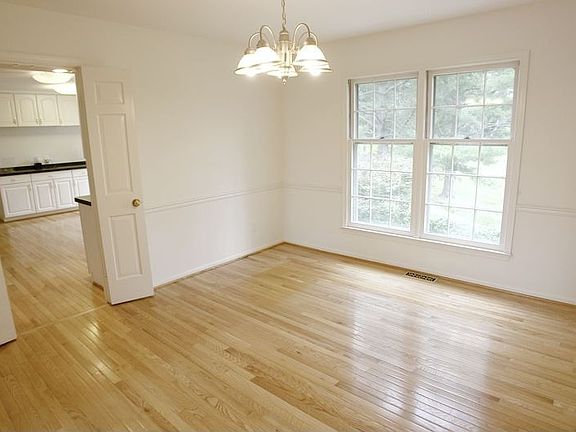 5th image of 9900 Shrewsbury Ct