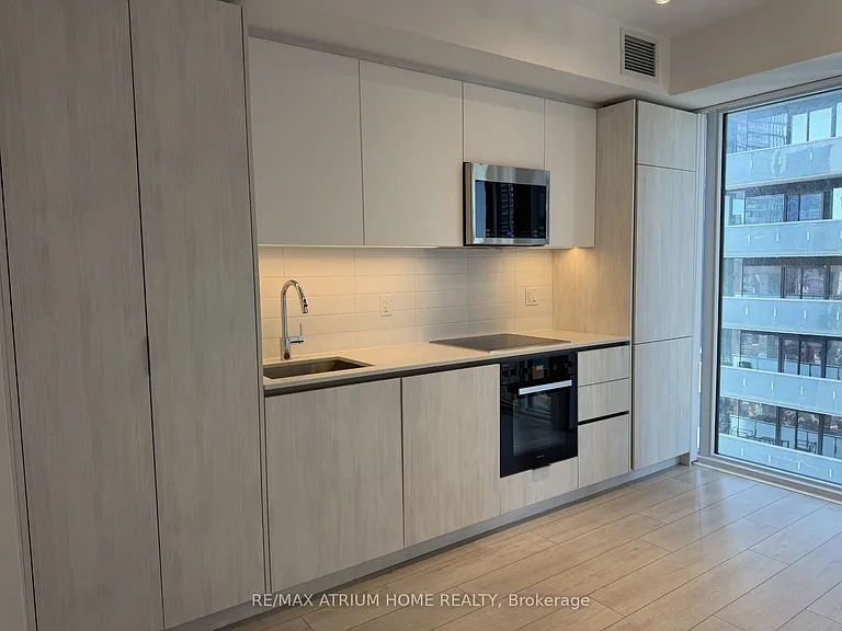 400 King St W #1625 — Photo 2