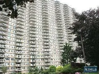 555 North Ave APT 4L photo 1