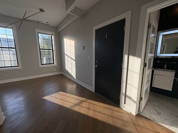 4th image of 1436 W Blackhawk St Unit 202