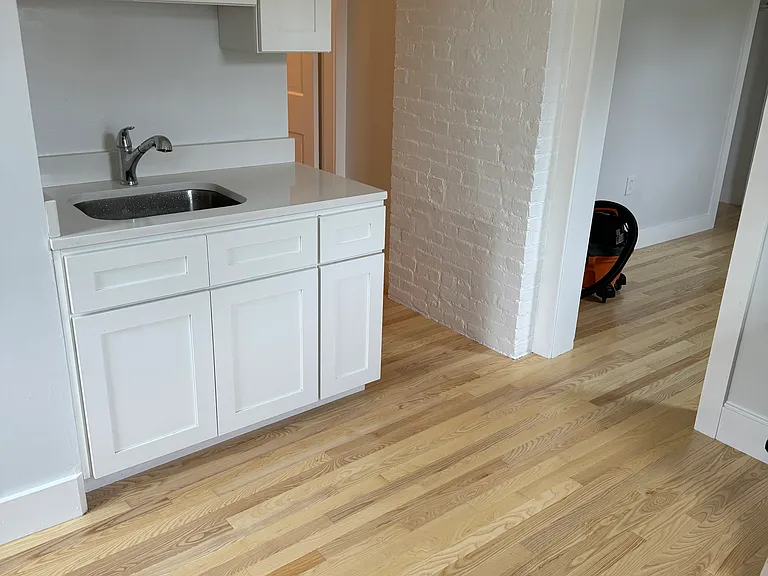 2 Howard St #5 — Photo 1