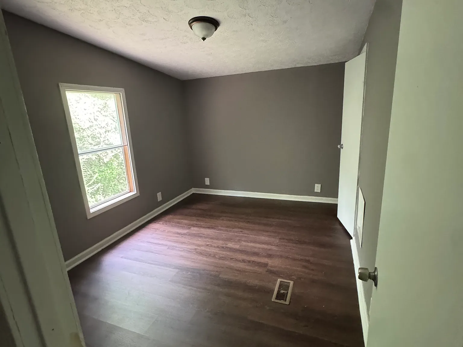 4 bed, 1800 sqft, $1,100 — Photo 2
