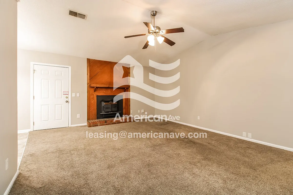 1395_001_living_room_2.jpg - 141 Windmill Orchard Rd