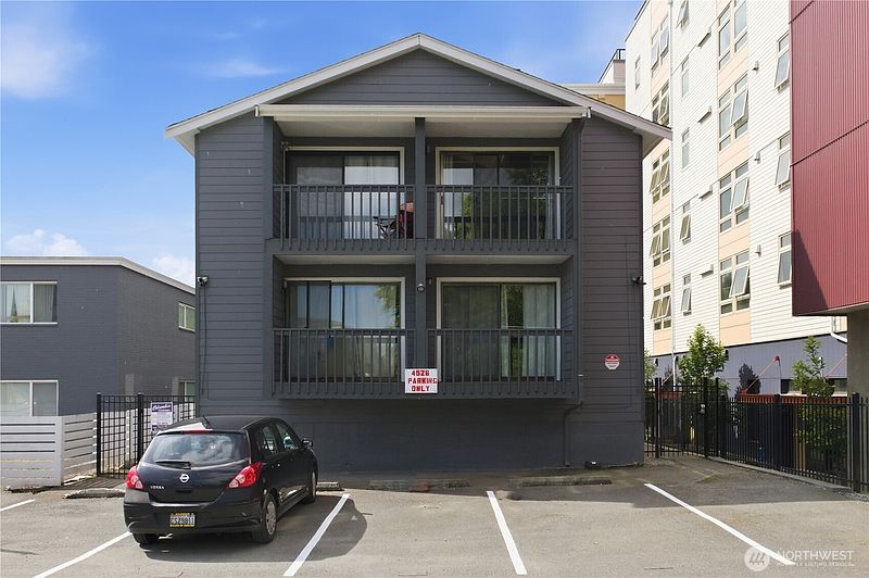 4th image of 4526 S Henderson Street