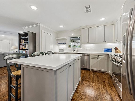 3rd image of 2106 Saxon Dr