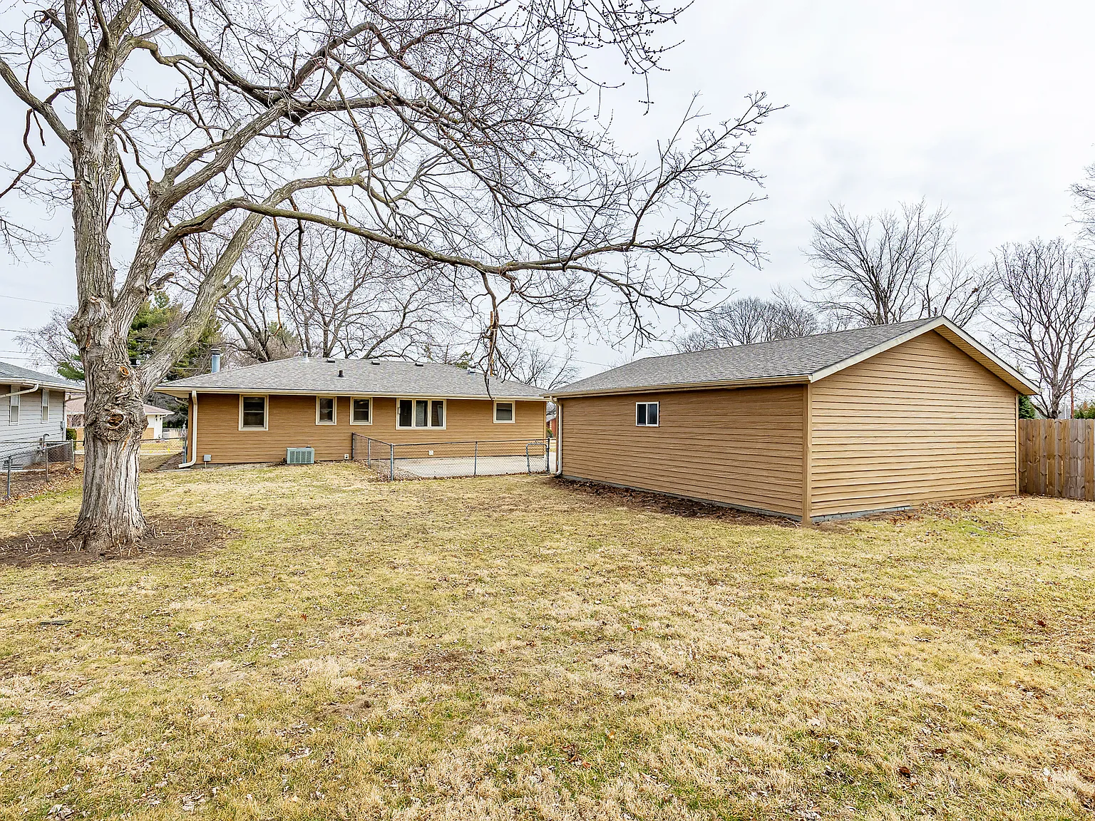 Newly Remodeled 3BR Ranch in Urbandale | Fenced Yard | 2-Car Garage | — Photo 3