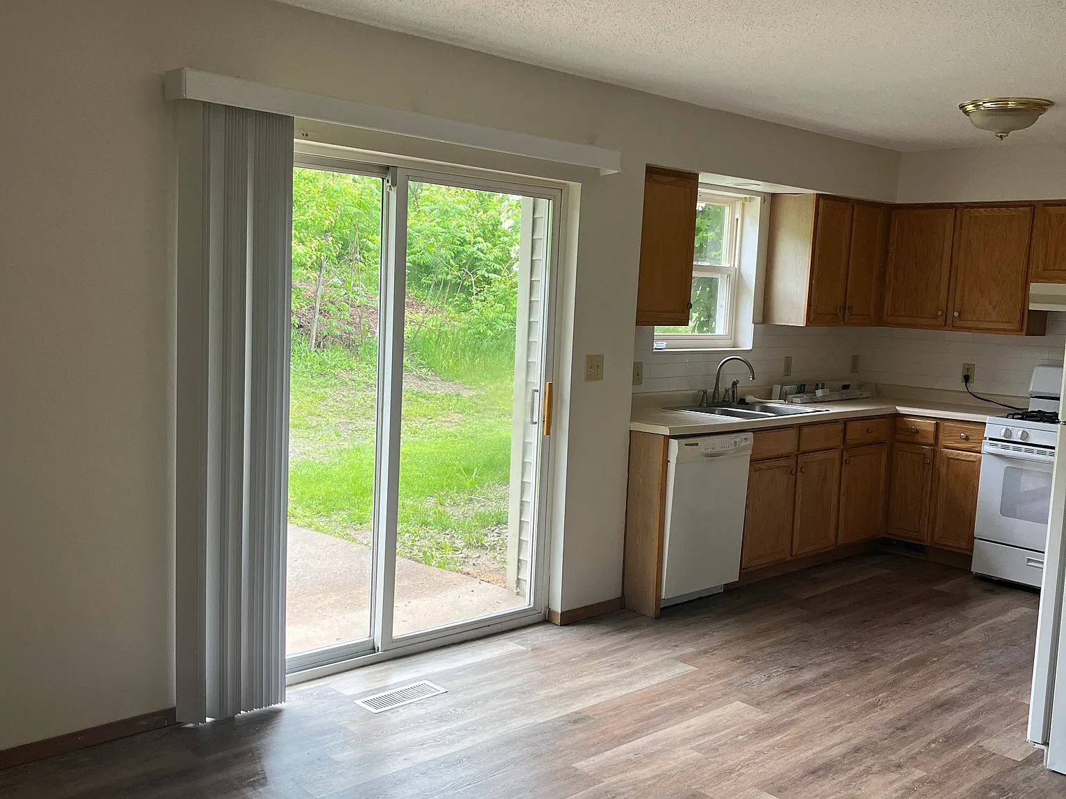 3 bed, 1200 sqft, $1,400 — Photo 3