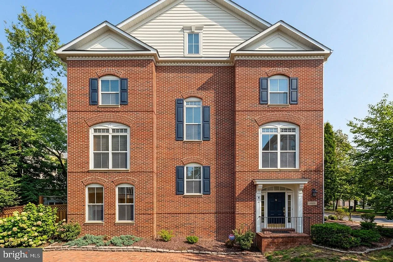 4 bed, 4.5 bath, 2902 sqft, $4,990 — Photo 1