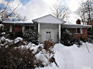 70 Tara Dr, East Hills, NY 11020