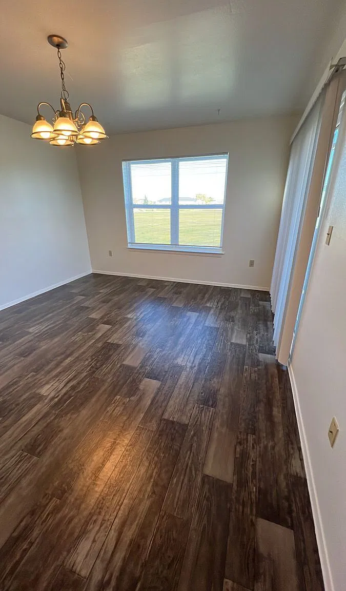3 bed, 2.5 bath, 1328 sqft, $1,685 — Photo 2