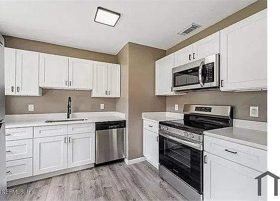 3 bed, 912 sqft, $1,600 — Photo 3