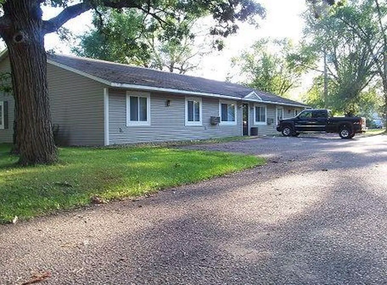 3 bed, 1000 sqft, $930 — Photo 1