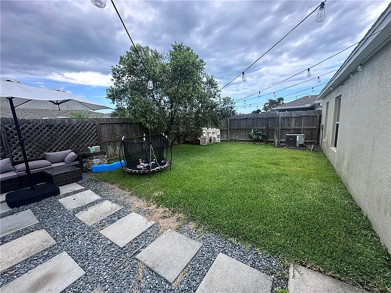 824 Greenleaf Cir — Photo 11