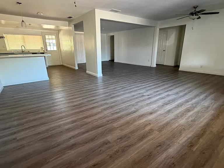Open floor common area,s ie., living roomm, dinning room, and breakfast table