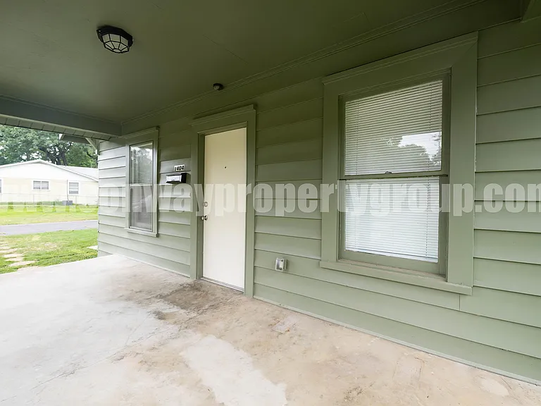 1404 Clifton St — Photo 13