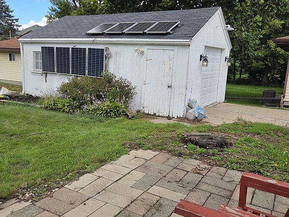 2nd image of 416 10th St SE