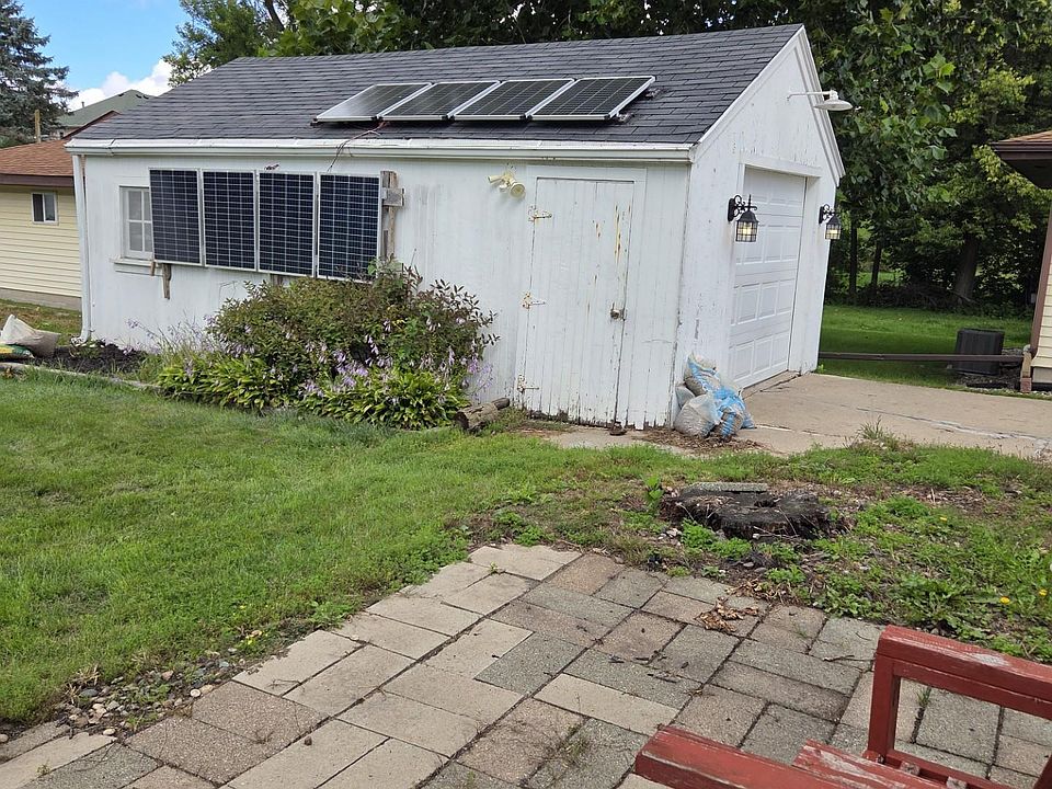 2nd image of 416 10th St SE