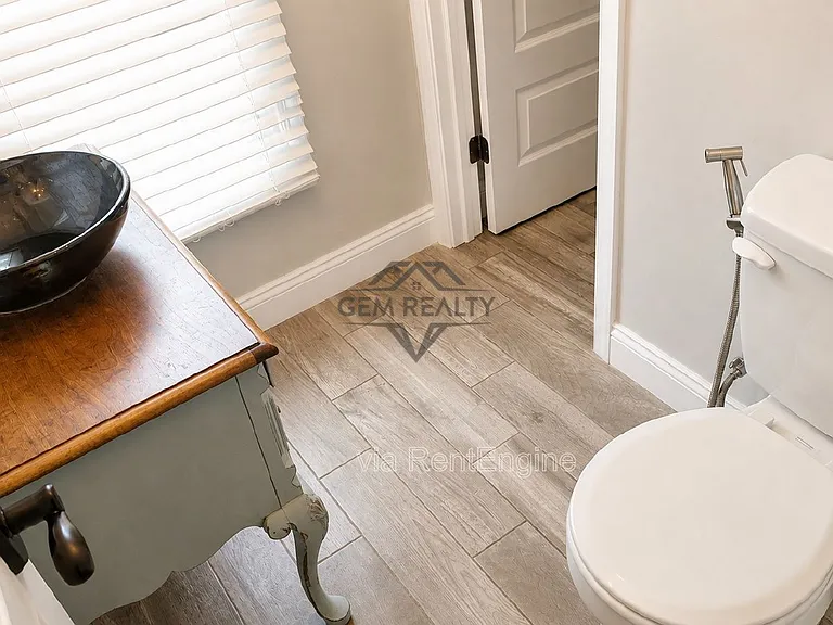 209 Prince Edward St — Photo 10