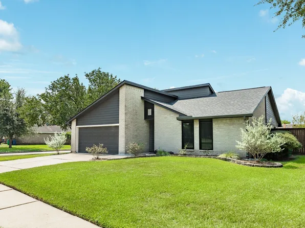 9 Sarita Ct, Angleton, TX 77515