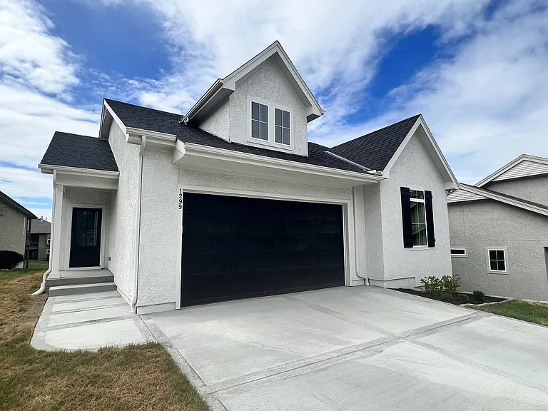 1299 SW Heartwood Dr — Photo 2